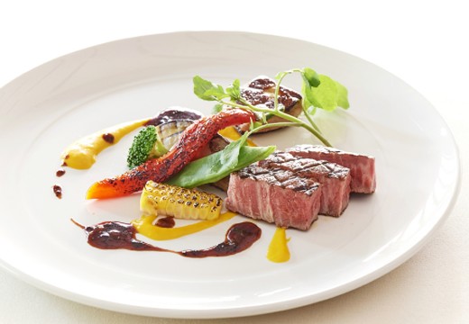 VERT NOIR(ヴェールノアール)。料理。絶妙な調理具合で、肉料理や魚料理はどれも絶品と評判