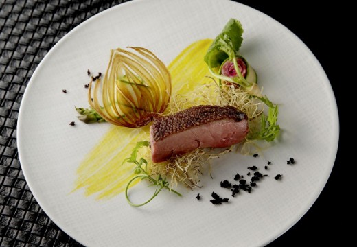 The Palm Garden(ザ・パームガーデン)。料理。シェフのセンスを感じさせる美しい盛り付けの一皿