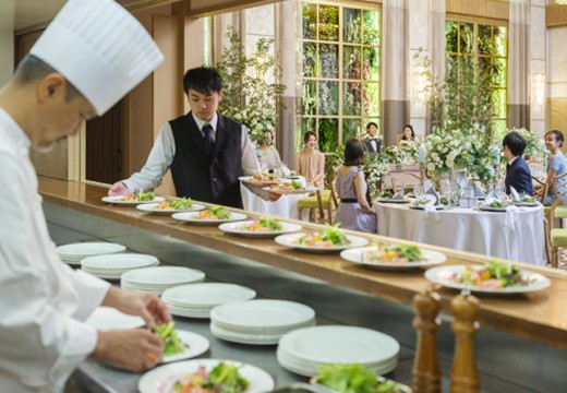 The Palm Garden(ザ・パームガーデン)。披露宴会場。併設するオープンキッチンから出来立ての料理をサーブ