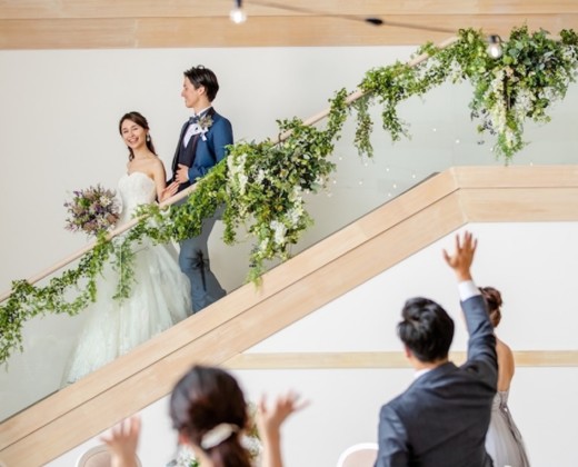 PARTIR PLUS (パルティール プラス)。演出・小物。新郎にエスコートされて階段から入場する、新婦の憧れのシーン