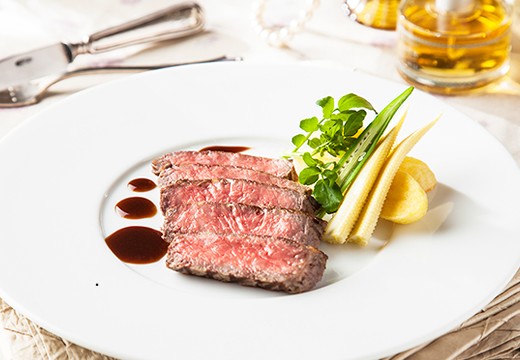 PARTIR PLUS (パルティール プラス)。料理。メインのお肉料理も、お箸で食べられるように供されます