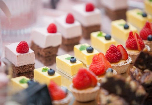 PARTIR PLUS (パルティール プラス)。料理。愛らしい菓子が並ぶデザートビュッフェが祝宴を華やかにします