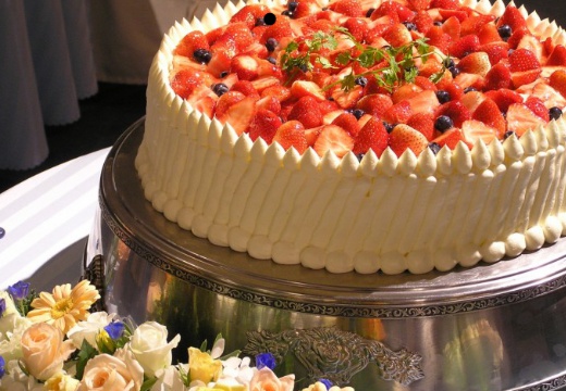 大垣フォーラムホテル。料理。季節の果物でたっぷりと飾ったウェディングケーキ