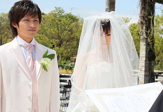シティホテル美濃加茂。挙式会場。ゲストの前で婚姻届受理証明書を読み上げるシビルウェディング