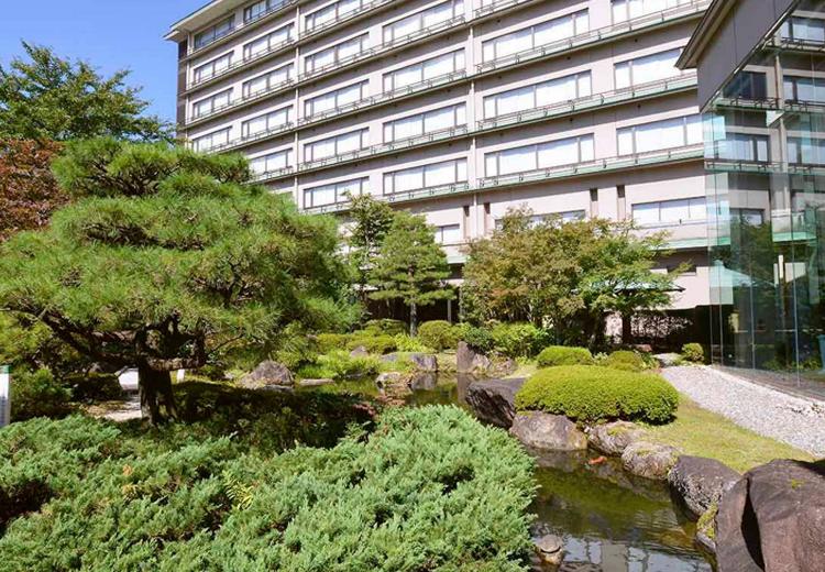 高山グリーンホテル。美しい日本庭園を備えるホテルは電車や車でのアクセスも便利