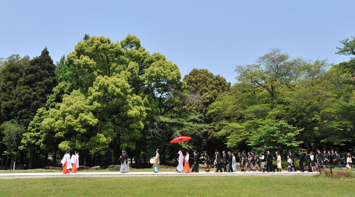 岐阜護国神社せいらん会館。美しい四季折々の自然が見守る中、優雅な調べに乗せて、かけがえのない家族とともに参道を歩み御本殿へ向かいます