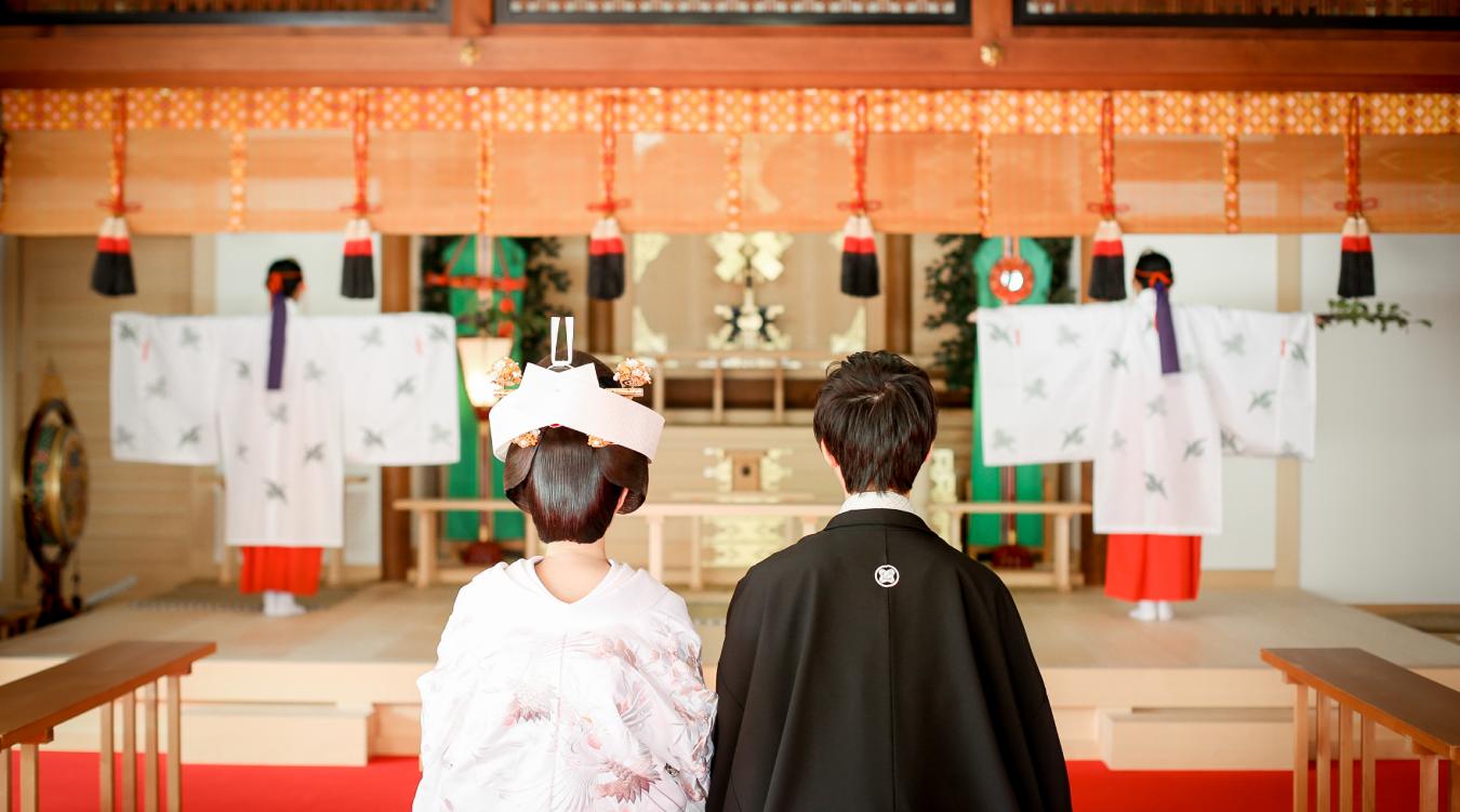 伊奈波神社 参集殿。神職と巫女が司る『参集殿』での厳粛な神前式。1900年以上の歴史を誇る神社で執り行う挙式に身が引き締まります。