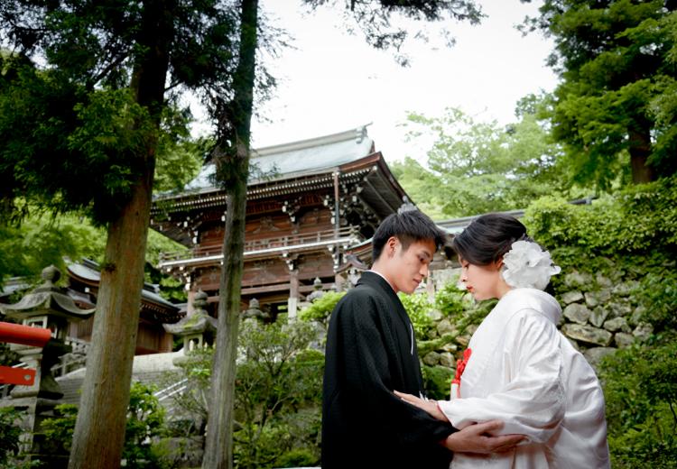 伊奈波神社 参集殿。緑豊かな境内に佇む厳かな社殿が美しい『伊奈波神社』