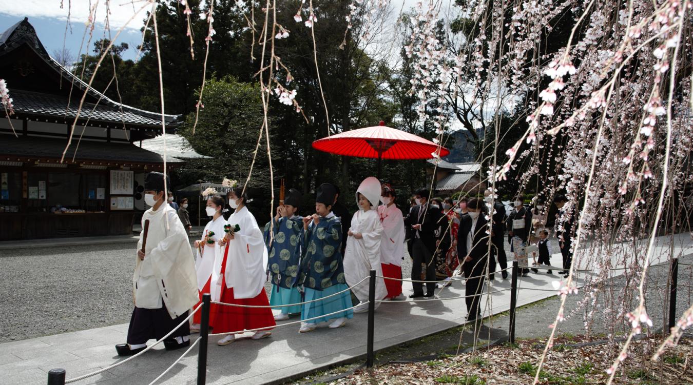 長良天神神社参集殿。新郎新婦と参列者の心をひとつに歩を進める花嫁行列。境内は梅の花や鮮やかな緑など、自然を感じる空間です