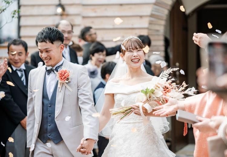 il cuore (イル・クオーレ)。挙式会場。門出を迎えたふたりに、フラワーシャワーが降り注がれます