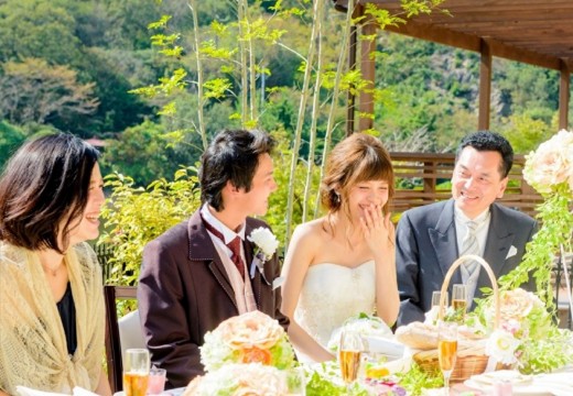 WEDDING VILLA ANGE MIEL（アンジェミエル）。披露宴会場。家族との会食も明るい陽光の下行えば、開放的な雰囲気になります