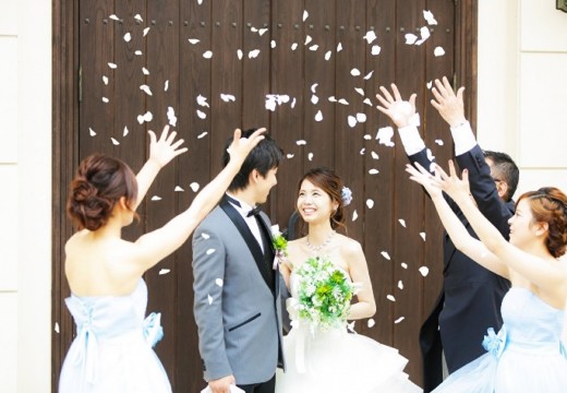 WEDDING VILLA ANGE MIEL（アンジェミエル）。挙式会場。挙式後は青空の下でフラワーシャワーを楽しめます