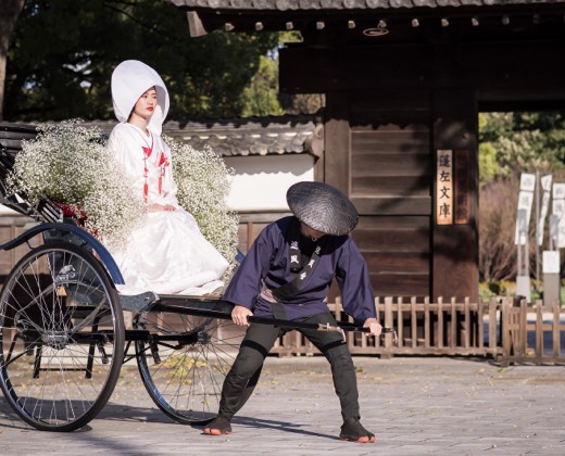 ガーデンレストラン徳川園。スタッフ。情調あふれる人力車の演出も可能。白無垢が美しく映えます