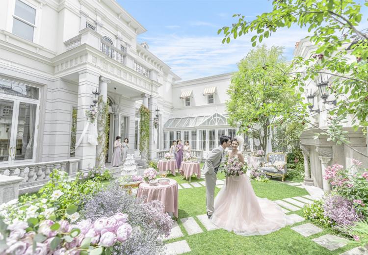 Neo Japanesque Wedding 百花籠(ネオ ジャパネスク ウェディング 百花籠)。披露宴会場。ガーデンでは、様々な演出でゲストをおもてなしできます