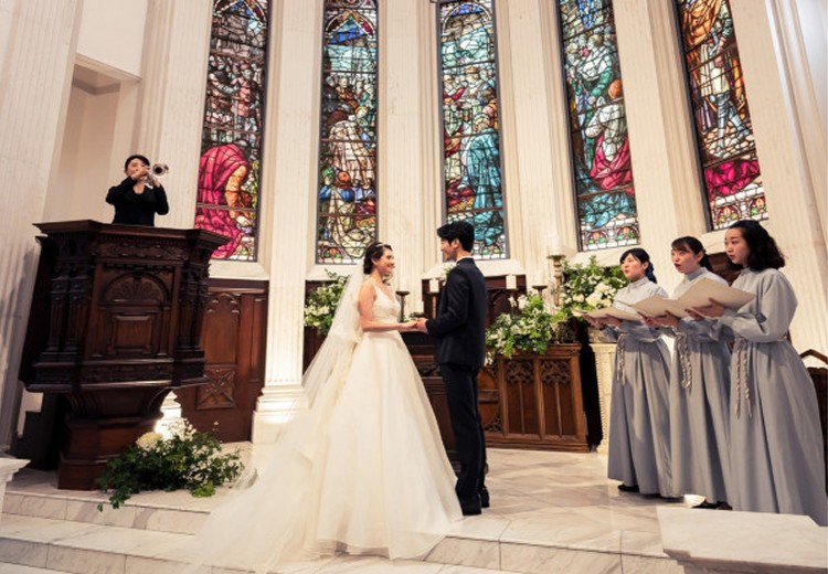 Neo Japanesque Wedding 百花籠(ネオ ジャパネスク ウェディング 百花籠)。挙式会場。英国のチャペルから譲り受けた格式あるステンドグラス