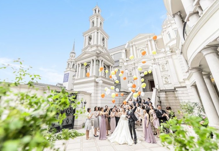 Neo Japanesque Wedding 百花籠(ネオ ジャパネスク ウェディング 百花籠)。挙式会場。広い大階段にてバルーンリリースなどの演出も叶います