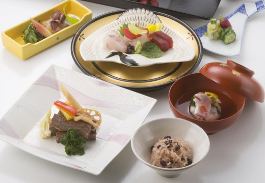 真清田神社参集殿。料理。式場内の厨房で調理を行うので、出来たてが配されます