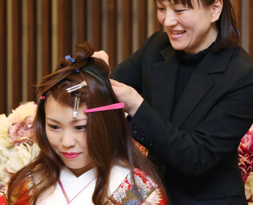 真清田神社参集殿。スタッフ。花嫁と相談の上、イメージに添ったヘアメイクを行ってくれます