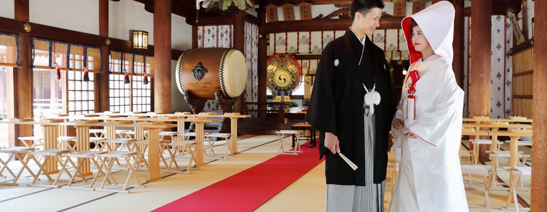 真清田神社参集殿。挙式会場。天照大神の孫にあたる天火明命を祀る本殿。凜とした空気が漂うなか、ふたりが厳かに夫婦としての誓いを立てます