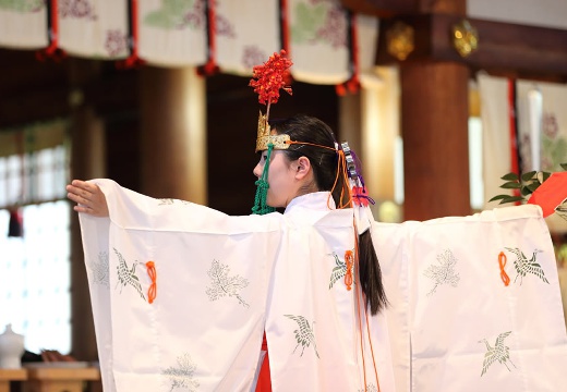 真清田神社参集殿。挙式会場。雅楽の生演奏や、巫女の美しい舞が雅な雰囲気を演出します