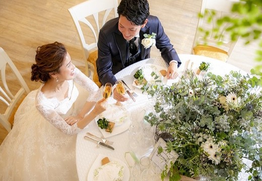 ホワイトチャペル。披露宴会場。テーブルレイアウトや装花など好みに合わせて自由にアレンジ