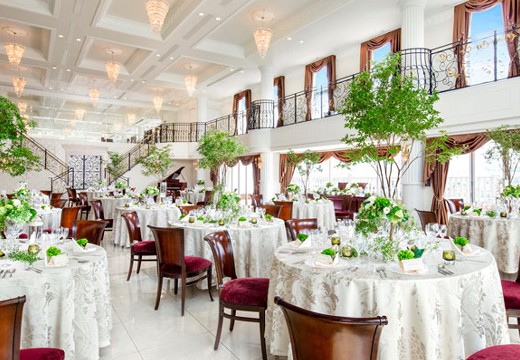 Grand Sweet迎賓館(旧:アンジェリーナスイート)。披露宴会場。『アンジェリーナ館』はシャンデリアが輝く広々とした空間
