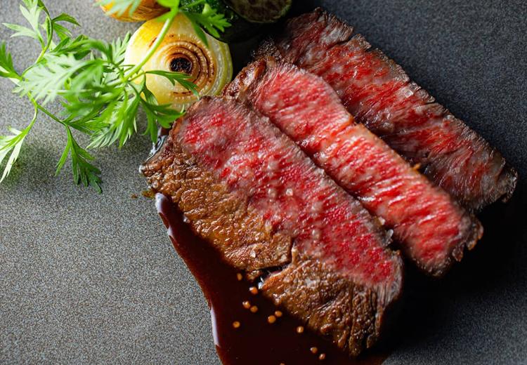 MAISON 8(メゾンエイト)。料理。厳選食材とこだわりの調理法によって作られる特別な一皿