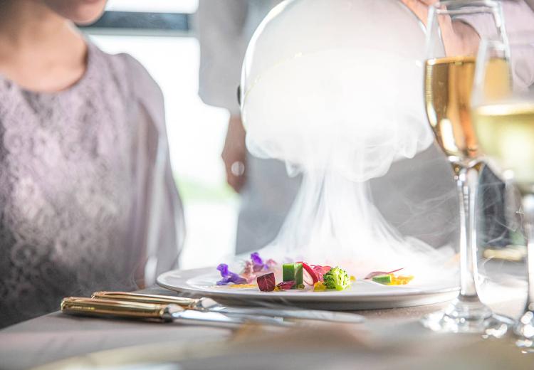 MAISON 8(メゾンエイト)。料理。ゲストに驚きや楽しさを味わってもらえるよう料理演出も工夫