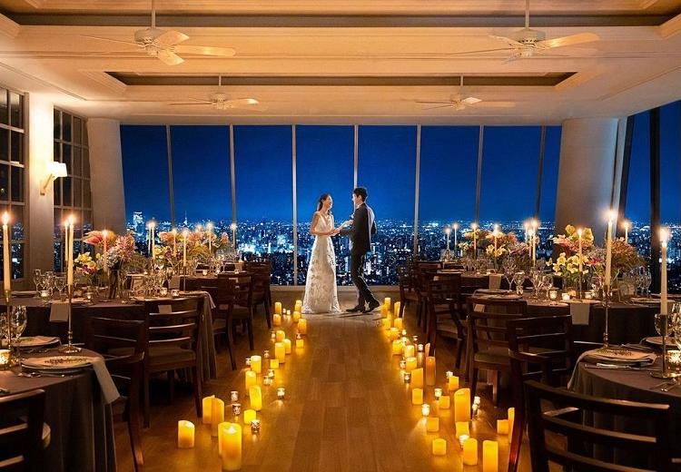 MAISON 8(メゾンエイト)。披露宴会場。夜の結婚式は煌めく夜景とキャンドルライトがまるで宝石箱のよう