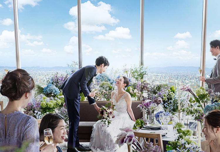 MAISON 8(メゾンエイト)。披露宴会場。110名まで収容できる『view』は光に満ちた華やかな空間