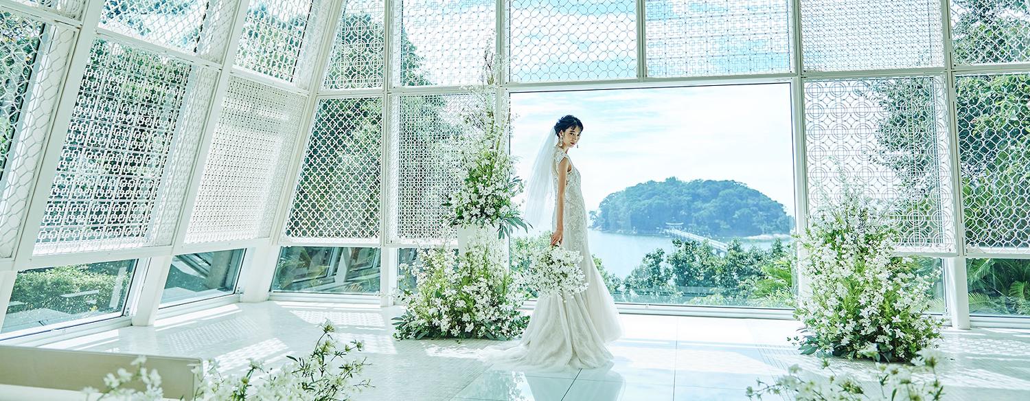 蒲郡クラシックホテル。挙式会場。白を基調としたシンプルなインテリアが美しい独立型チャペル『カレイド』。正面の竹島を眺める好ロケーションが最大の魅力