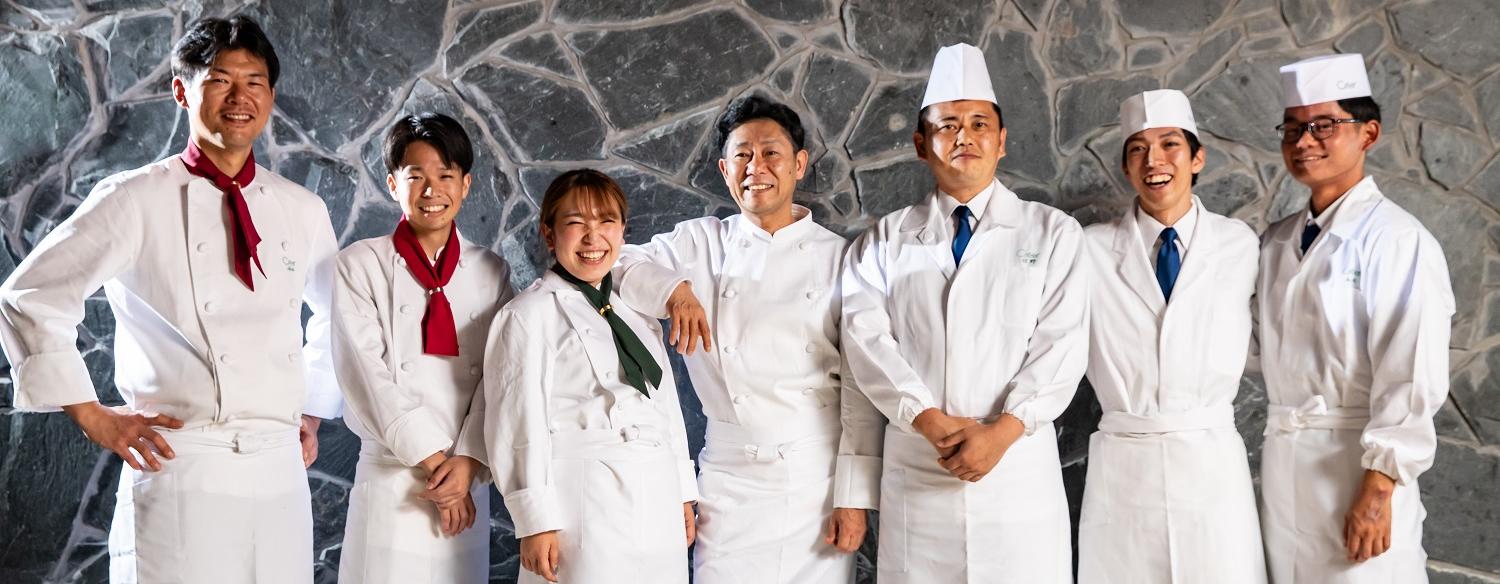 ビアンカーラ ヒルサイド テラス。料理。婚礼料理を担当するのはフレンチのシェフと和食の料理人。シェフたちが丹精込めて作り上げる逸品は、幅広いゲストに好評です