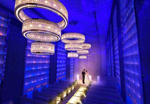 ビアンカーラ ヒルサイド テラス。挙式会場。星空を思わせる青色のライティングで叶うロマンティックな結婚式