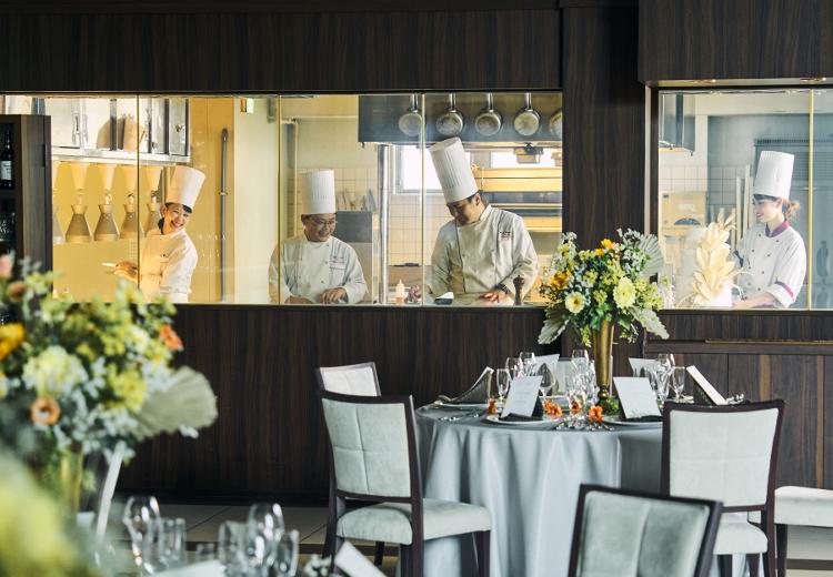 BELLE UN JOUR(ベルアンジュール)。料理。オープンキッチンから、香りと共にテーブルまでサーブされます