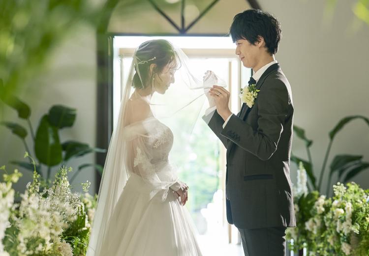 BELLE UN JOUR(ベルアンジュール)。挙式会場。主役のふたりが美しく映える、清楚な白を基調とした空間