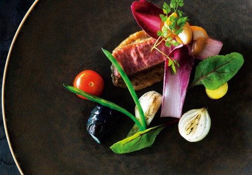 AMANDAN TERRACE(アマンダンテラス)。料理。ゲストから高い評価を得ている、芳醇な味わいの肉料理