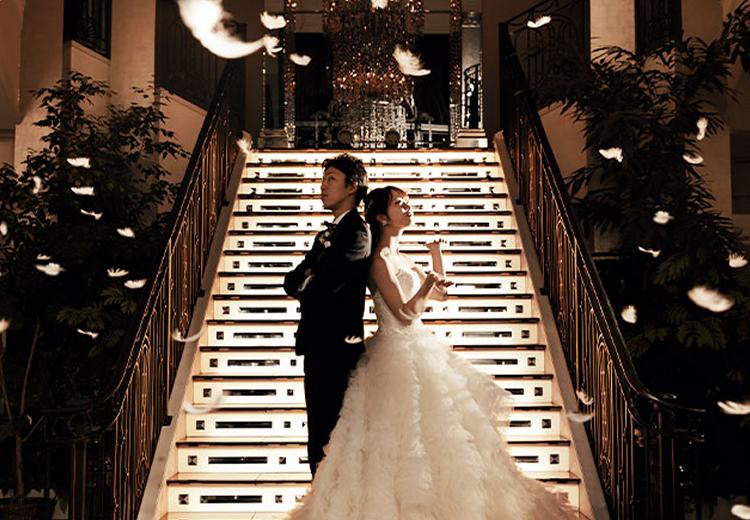 Wedding of Legend GLASTONIA（ウェディング オブ レジェンド グラストニア）。披露宴会場。『アルガンテ』は会場扉の先にある大階段からの入場も魅力です