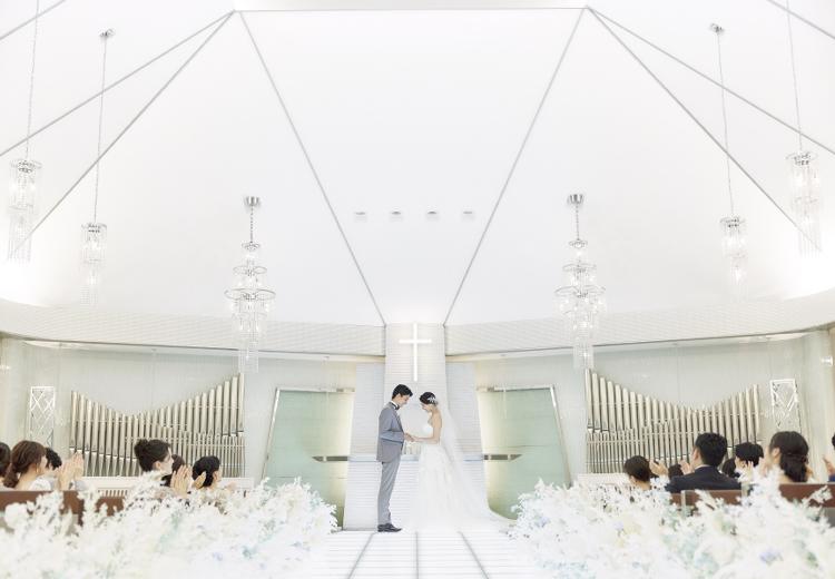 アルカンシエル luxe mariage 名古屋(アルカンシエル リュクス マリアージュ 名古屋)。挙式会場。バージンロードの白い光に照らされ、花嫁も輝きをまといます