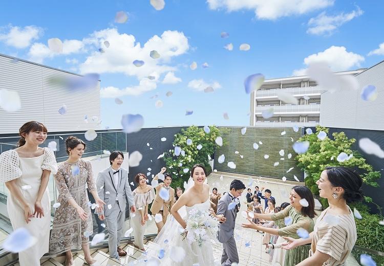 アルカンシエル luxe mariage 名古屋（アルカンシエル リュクス マリアージュ 名古屋）。挙式会場。青空の下、大階段にてフラワーシャワーの演出が叶います