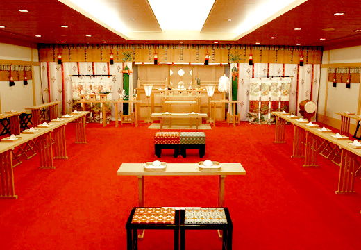 ホテルプラザ勝川。挙式会場。生演奏の雅楽が流れる神殿で、古式ゆかしい神前式が挙げられます