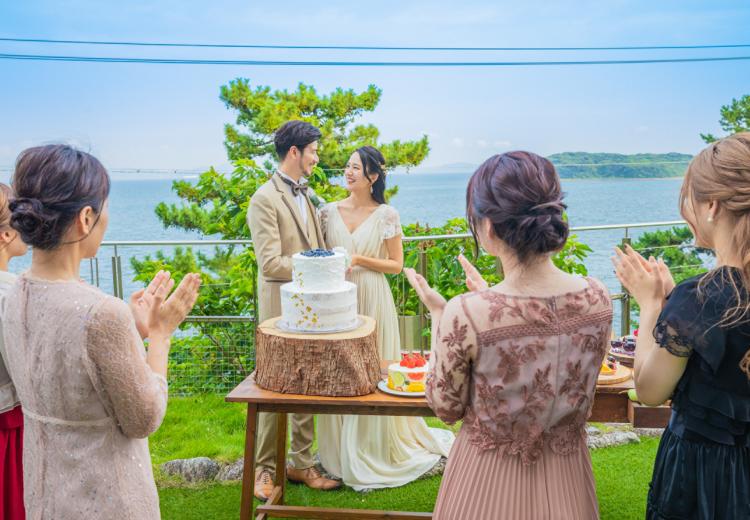 三河湾リゾートリンクス迎賓館。披露宴会場。ケーキ入刀や集合写真、お菓子まきなど幅広いガーデン演出が実現