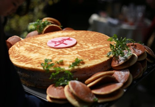花の宴(hana no utage)。料理。インパクト抜群などら焼きのケーキは和の結婚式にもおすすめ
