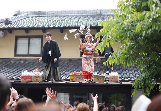 花の宴(hana no utage)。挙式会場。セレモニー後の「お菓子撒き」は、愛知の伝統的な演出