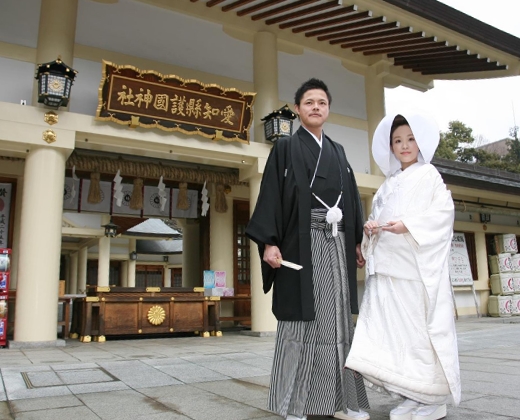 愛知縣護國神社。アクセス・ロケーション。四季折々の自然に包まれた都心の神社で、夫婦の契りを結びます