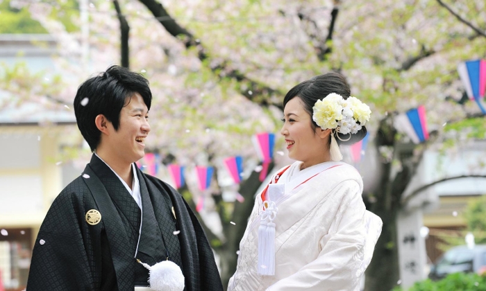愛知縣護國神社。演出・小物。満開の桜を背景にした笑顔あふれる記念撮影。一生の記念として残ります