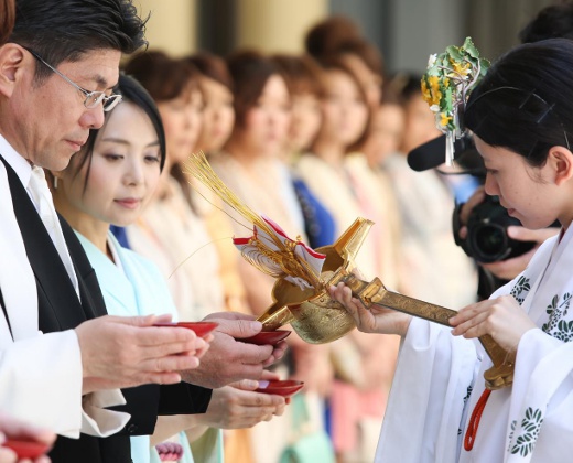 愛知縣護國神社。スタッフ。神職と共に日々神に奉仕する巫女が、丁寧に神酒を注いでくれます