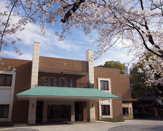 若宮の杜 迎賓館。アクセス・ロケーション。春の桜をはじめ、四季折々の自然に囲まれた落ち着きのある空間