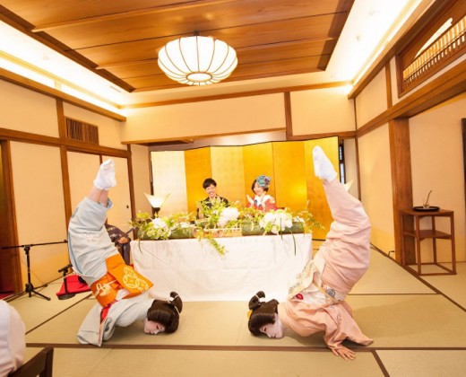 料亭 か茂免。演出・小物。名妓連による「金の鯱」。ゲストから歓声が上がる演出です