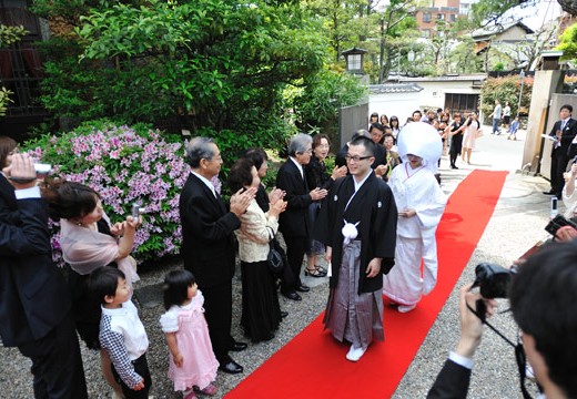 料亭 か茂免。挙式会場。赤絨毯を歩く新郎新婦をゲストが近い距離で祝福できます