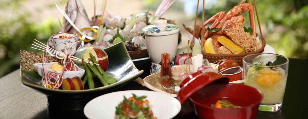 神楽家。料理。各地から取り寄せた新鮮な季節の食材を使って作りあげる日本料理を、和やかに楽しめると評判です